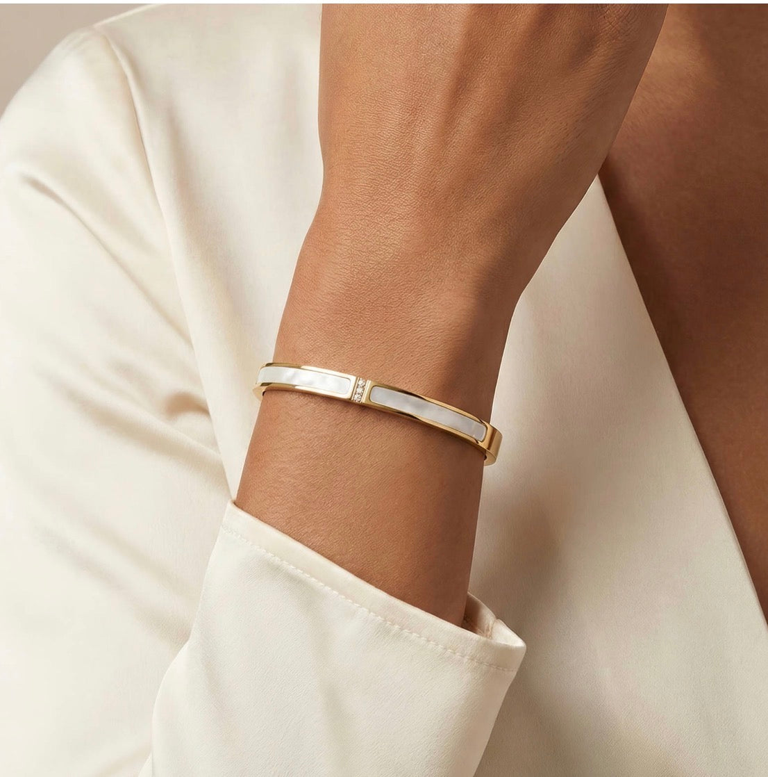 Classic Pearl Inlay Bangle – 18K Gold Plated